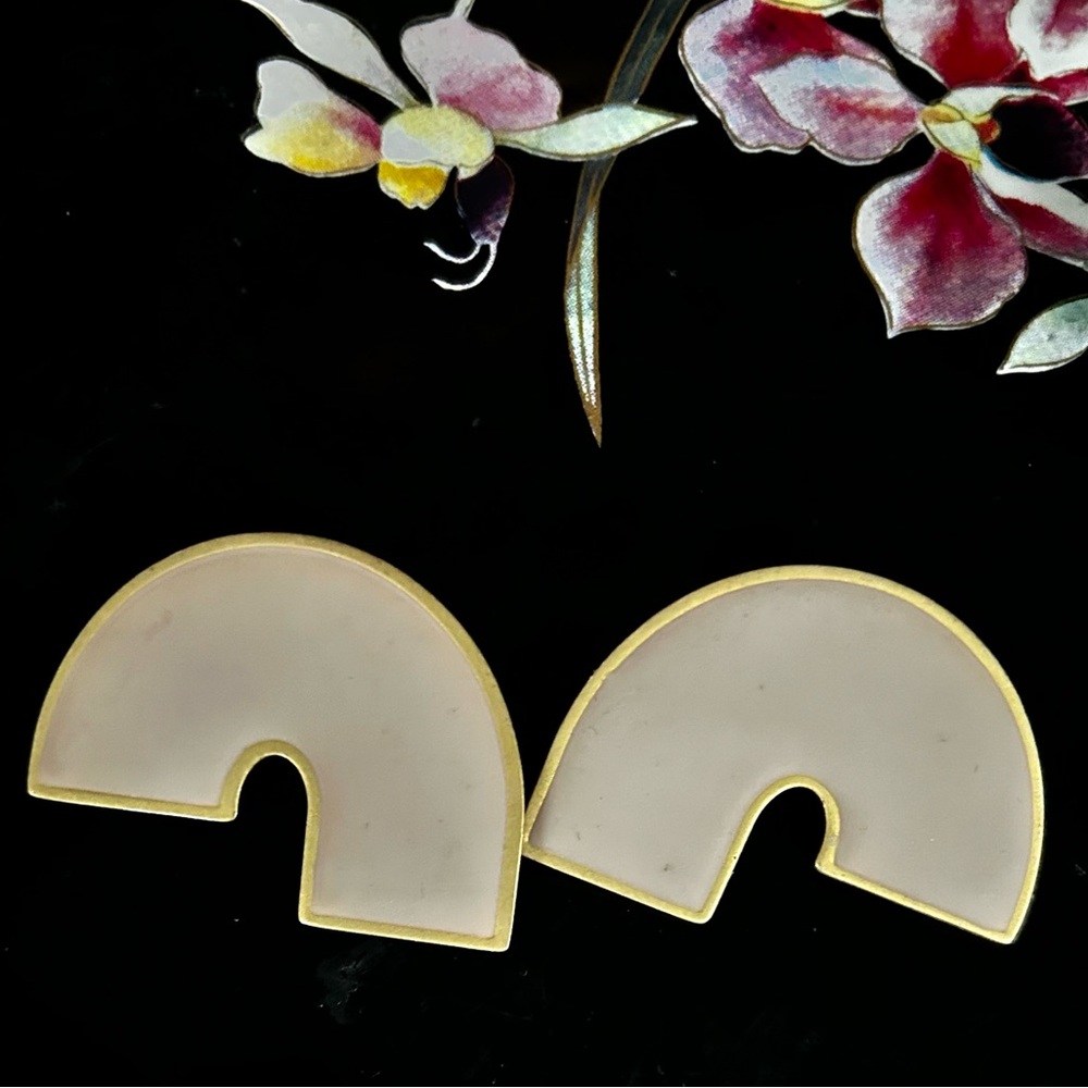 Arch earrings light tan Approx 1.5 x 1 inch good condition